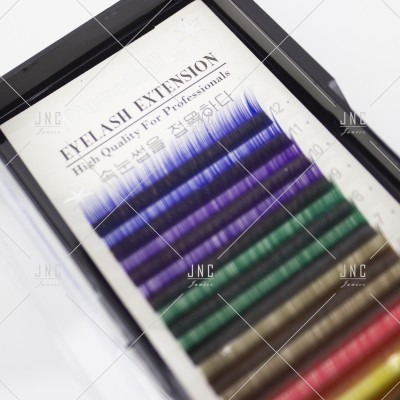 Extensões de pestanas coloridas em estojo com texto na embalagem