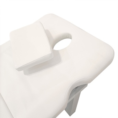 Mesa de massagem branca com almofada e orifício para rosto
