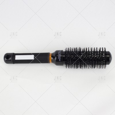 Escova redonda preta com cerdas pretas e detalhe amarelo no cabo