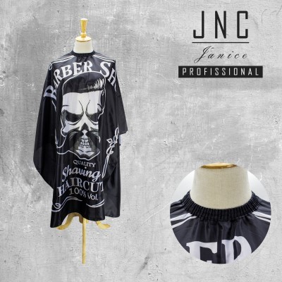 Capa de cabeleireiro preta com estampado branco de caveira e texto, em manequim