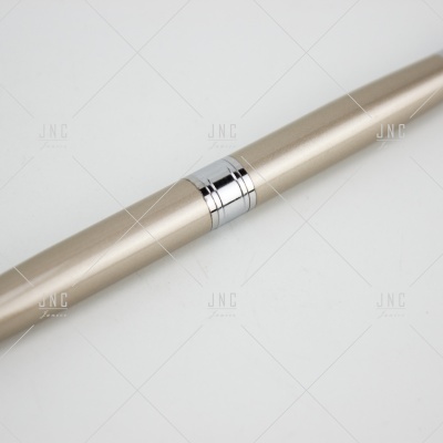 Caneta metálica dourada com detalhe prateado em fundo branco