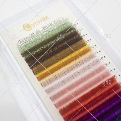 Conjunto de pestanas coloridas organizadas em suporte branco com marca 'yemix' e texto coreano