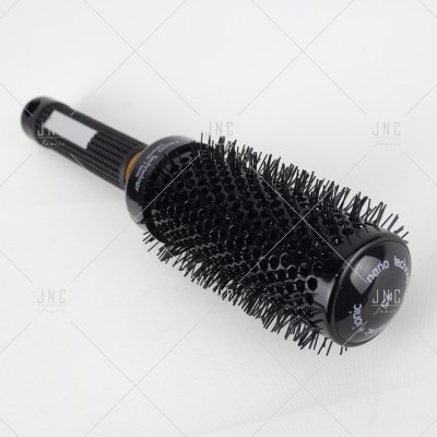 Escova redonda preta para cabelo com cerdas e cabo, texto branco 'ionic' e 'nano tech'