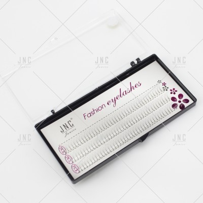 Conjunto de pestanas artificiais em caixa preta com tampa transparente e etiqueta branca
