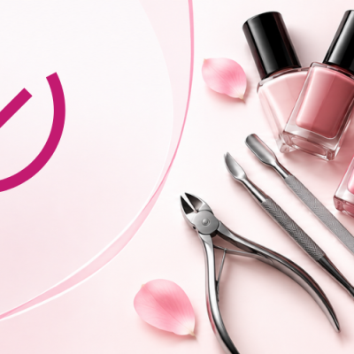 Conjunto manicure com vernizes rosas, ferramentas em metal e toalha cor-de-rosa