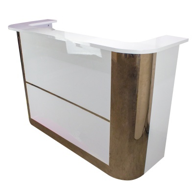 Balcão de receção branco com laterais metálicas douradas arredondadas