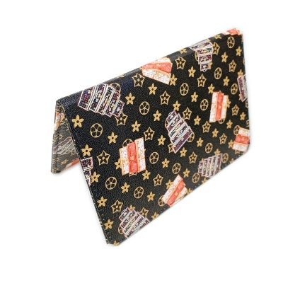 Carteira porta-cartões com padrão de miniaturas de malas em fundo preto