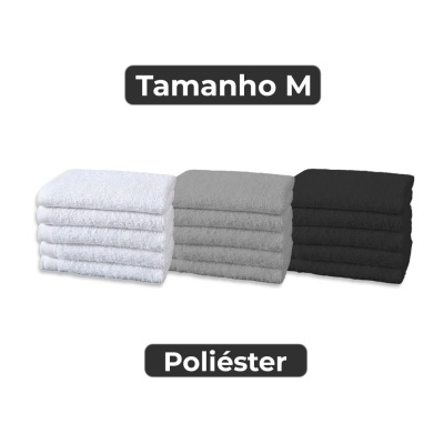 Toalhas empilhadas em branco, cinza e preto com etiquetas Tamanho M e Poliéster