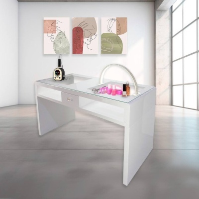 Mesa branca com tampo de vidro e frascos de cosméticos em cima, quadro abstrato na parede ao fundo