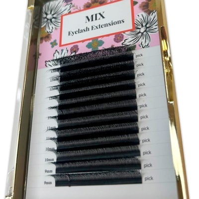 Embalagem de extensões de pestanas pretas com etiquetas de tamanho e fundo floral