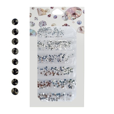 Pedras brilhantes para decoração em embalagem transparente com fundo decorado por pedras preciosas