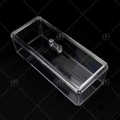 Caixa transparente de plástico retangular com tampa em fundo preto