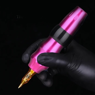 Máquina de tatuagem metálica rosa com detalhe preto e agulha dourada