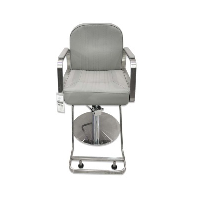 Cadeira de bar cinza com estrutura metálica cromada e rodas