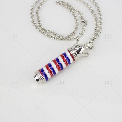 Colar prateado com pendente farol listrado vermelho, branco e azul