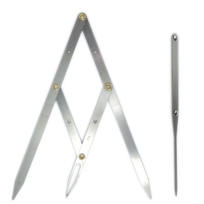 Compasso articulado metálico prateado e alfinete de costura