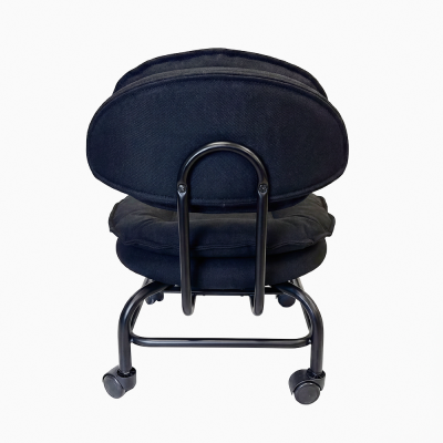 Cadeira de escritório preta com estofos almofadados vista de trás