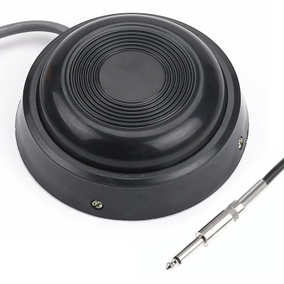 Pedal de pé preto com conector metálico tipo jack.