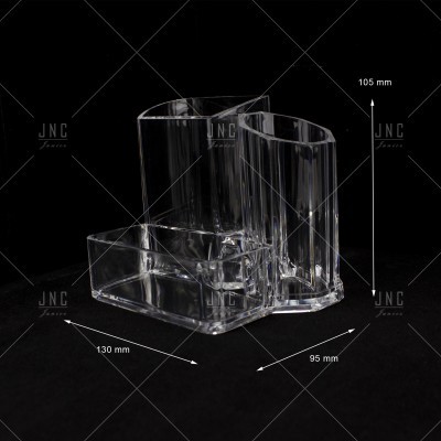 Organizador transparente em acrílico com três compartimentos diferentes em fundo preto.