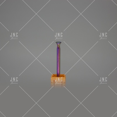 Broca metálica iridescente numa base laranja sobre fundo cinzento