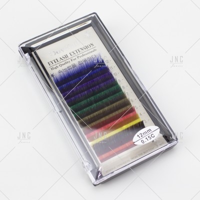Extensões de pestanas coloridas em embalagem transparente