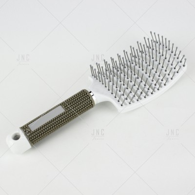 Escova de cabelo branca com pinos metálicos e punho texturado cinza e preto