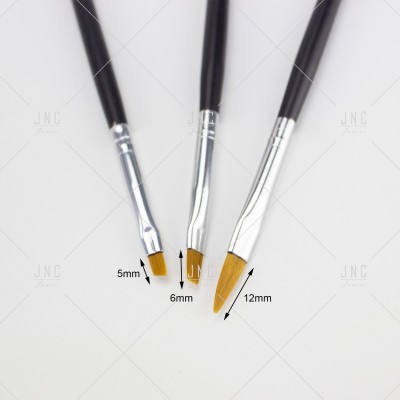 Conjunto de três pincéis com diferentes tamanhos de cerdas amarelas