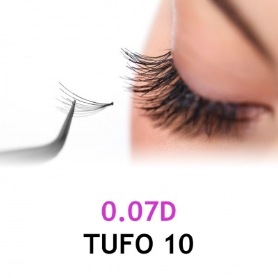 Pestanas falsas pretas aplicadas com pinça ao lado de um olho fechado