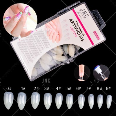 Caixa transparente com unhas artificiais branco perolado e etiqueta com texto