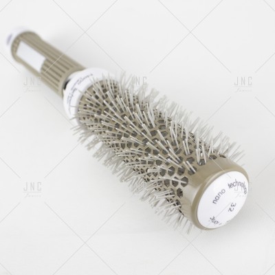 Escova de cabelo redonda castanha com pinos metálicos e texto nano technol 32 mm