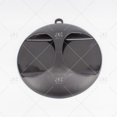 Prato plástico preto dividido em três compartimentos com orifício para pendurar