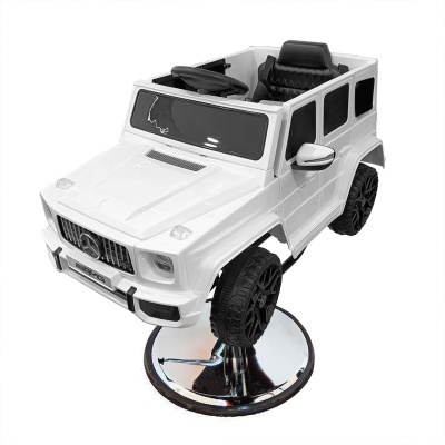 cadeira infantil em forma de carro branco com volante preto e base cromada