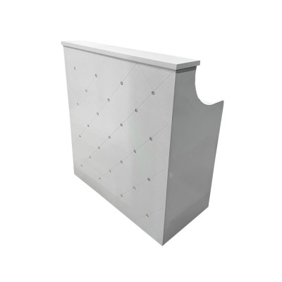 Balcão de receção branco com padrão acolchoado e botões prateados