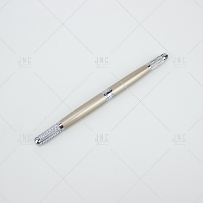 caneta dourada metálica com extremidades prateadas texturizadas