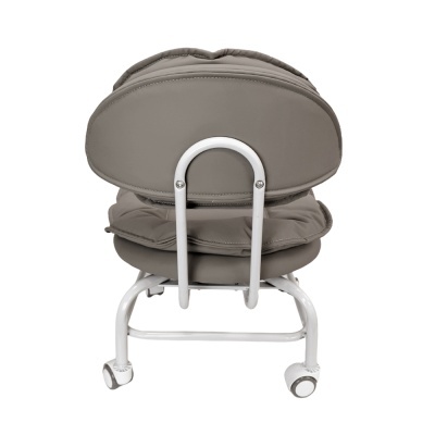 Cadeira de escritório cinza com estrutura branca e rodas