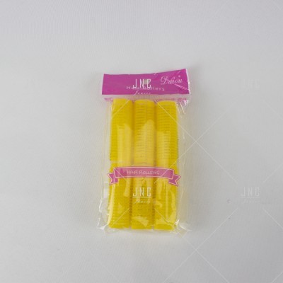 Rolos de cabelo amarelos em embalagem plástica com etiqueta cor-de-rosa e texto branco