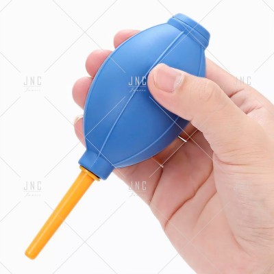 Dispositivo azul de borracha com bocal laranja na mão