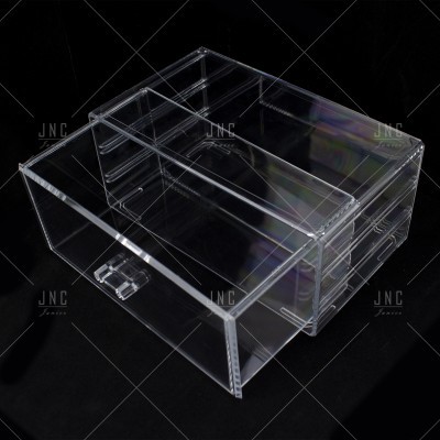 Caixa acrílica transparente com divisórias e puxador em fundo preto