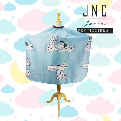 Capa de cabeleireiro azul com desenhos de cachorros dálmatas em manequim