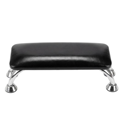 Banco baixo estofado preto com pernas metálicas cromadas