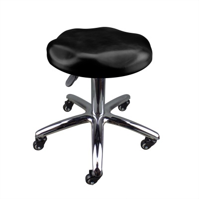 Banco giratório preto com base cromada e rodas