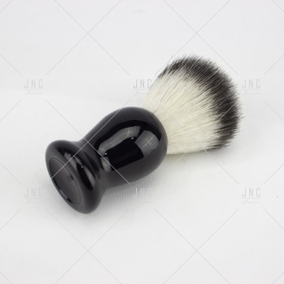 Pincel de barbear preto com cerdas brancas e pontas pretas