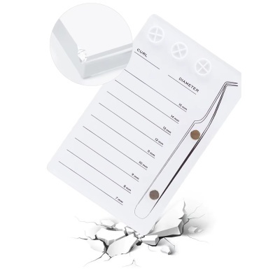 Cartão branco com gráfico e pinça metálica sobre superfície rachada