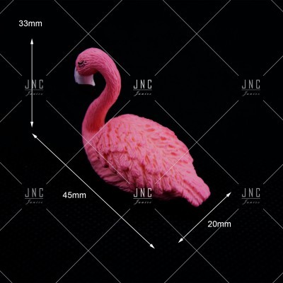 Estatueta decorativa de flamingo rosa com textura detalhada em fundo preto