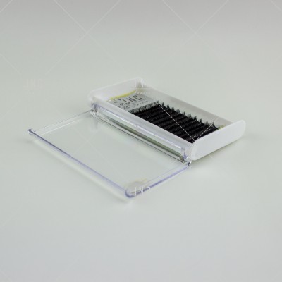 Estojo branco com pestanas pretas dentro e tampa transparente aberta