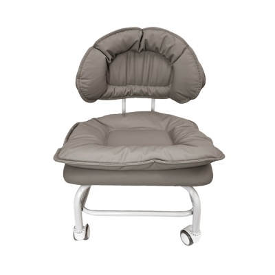 Cadeira de escritório cinza acolchoada em fundo branco