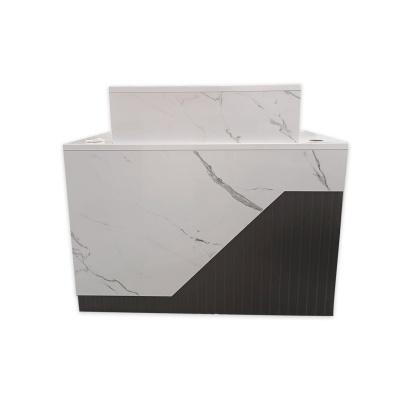 Móvel de lavatório branco com padrão de mármore e detalhe em madeira escura.