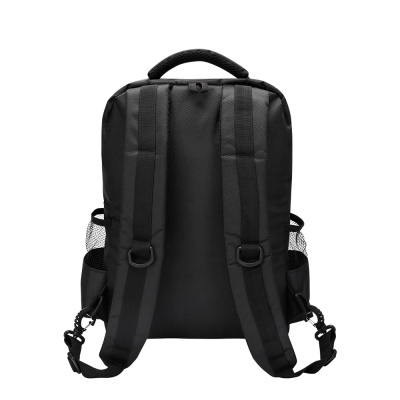 Mochila preta vista de trás com alças acolchoadas e bolsos laterais em rede