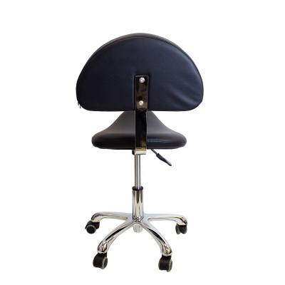 Cadeira de escritório preta com base cromada e rodas