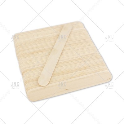 Conjunto de espátulas de madeira claras empilhadas com uma espátula por cima